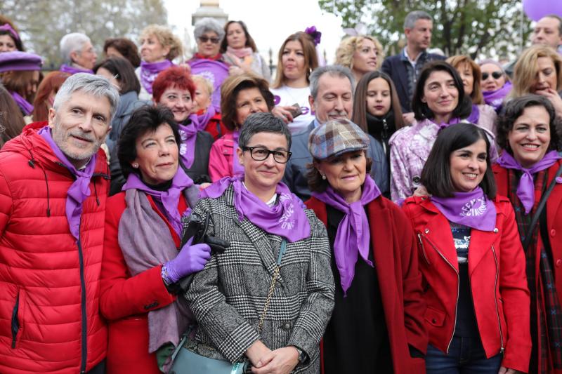 El ministro del Interior, Fernando Grande-Marlaska, la ministra de Educación, Isabel Celaá, la ministra de Asuntos Exteriores, Arancha González Laya, la vicepresidenta primera del Gobierno, Carmen Calvo, la ministra de Política Territorial, Carolina Darias y la exministra de Trabajo, Magdalena Valerio, en los momentos previos a la manifestación del 8-M en Madrid.