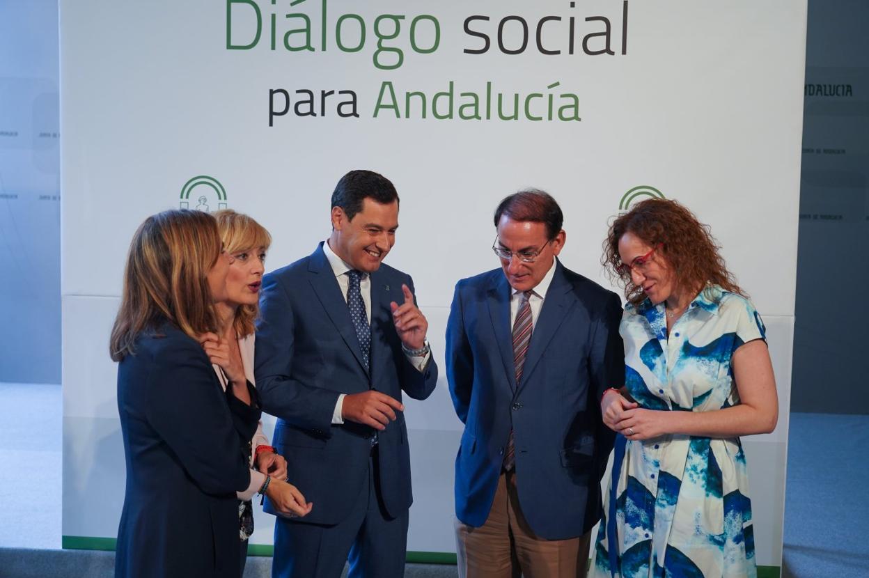 El presidente Moreno con el presidente de la CEA, Javier González de Lara, y las dirigentes de UGT y CC OO, Carmen Castilla, y Nuria López . 