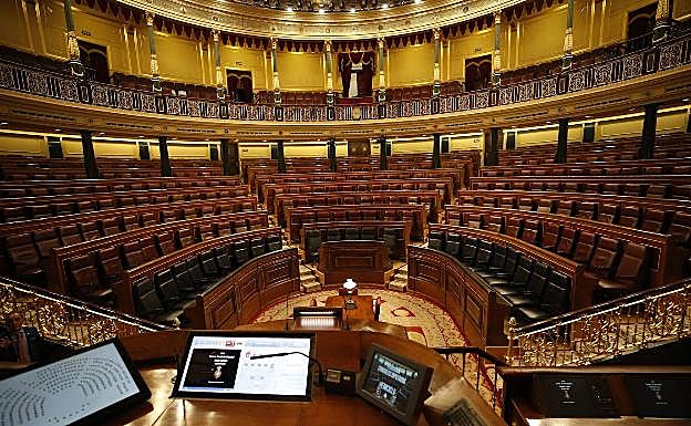 Imagen del hemiciclo en el Congreso, ayer, tras la suspensión de los plenos. 
