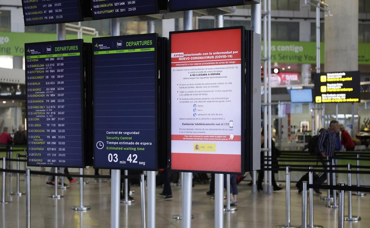 Vista del panel informativo para viajeros de mercados de riesgo de coronavirus. 