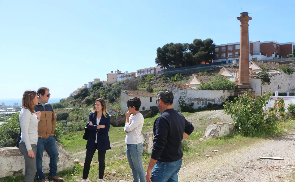 Visita de técnicos y la edil de Patrimonio, este martes a los restos de la antigua fábrica de Torrox. 