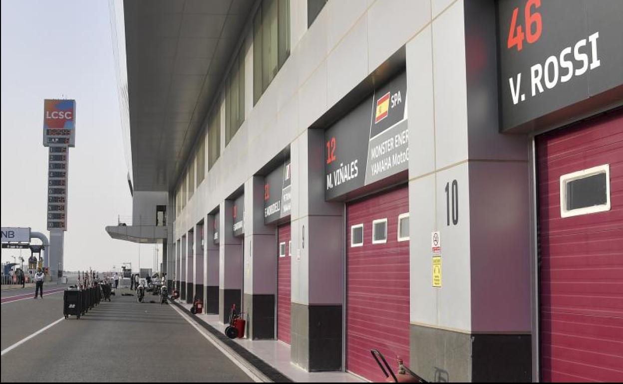 'Boxes' vacíos en el circuito de Losail (Catar).