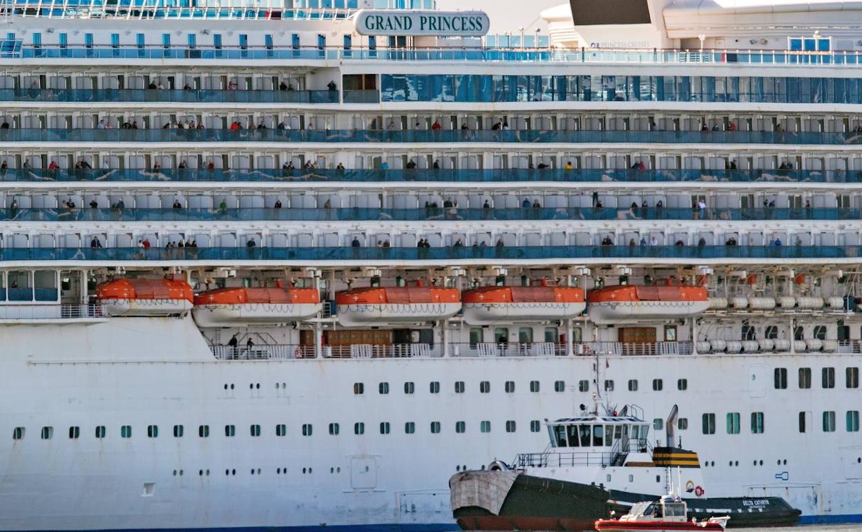 Pasajeros asomados a los balcones del 'Grand Princess', que ha atracado en el puerto californiano de Oakland con al menos 21 casos de coronavirus.