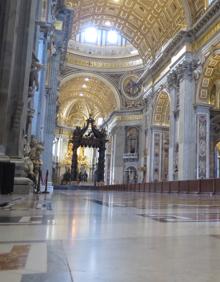 Imagen secundaria 2 - La plaza y la Basílica de San Pedro vacías por las restricciones del coronavirus