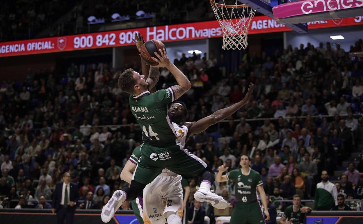 Adams intenta una canasta en un partido de Liga Endesa. 