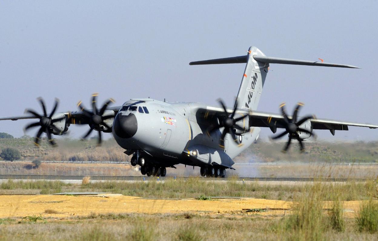 El A400M de Airbus, en el aeropuerto de Sevilla. 