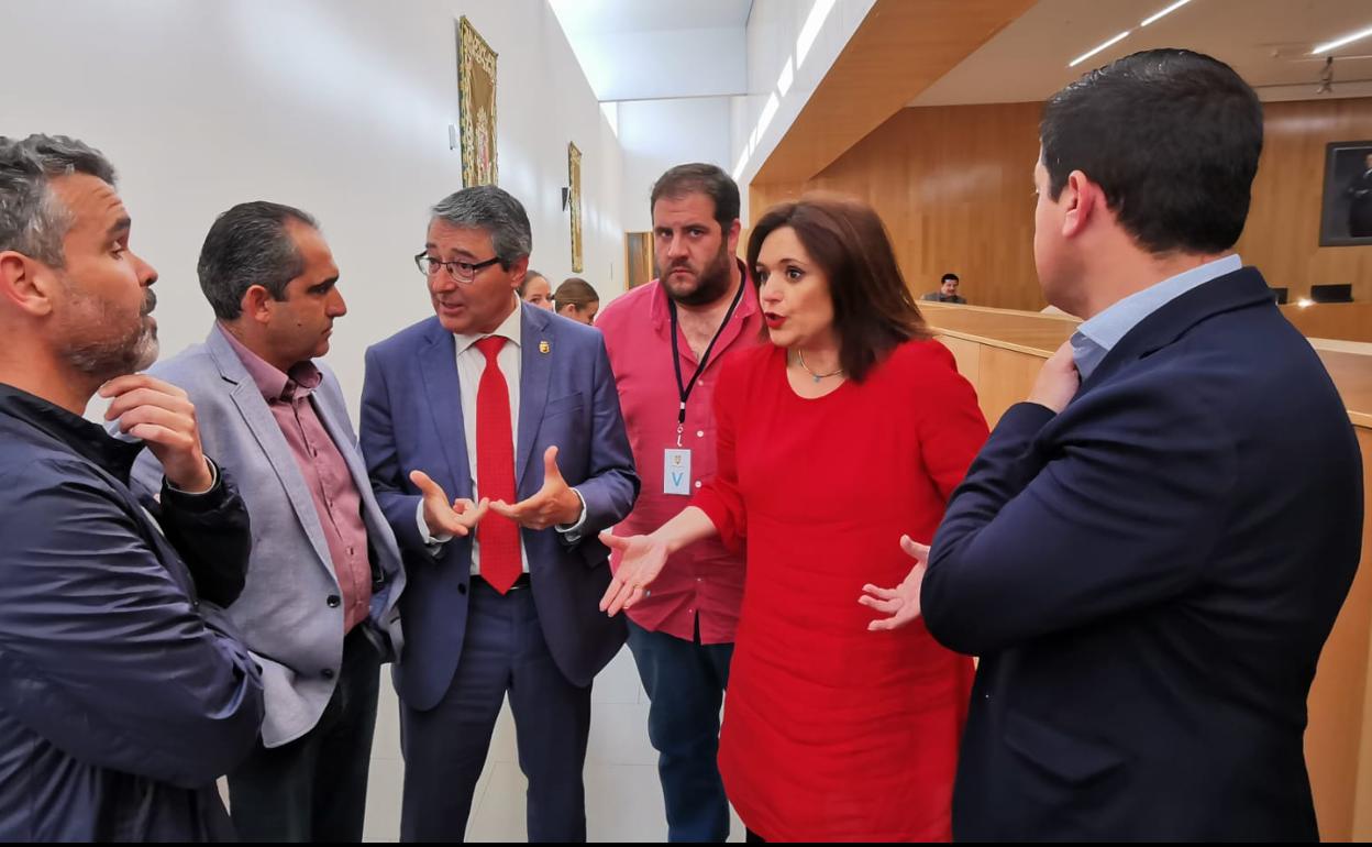 Salado, en el centro, habla con los alcaldes de Álora y Ardales.