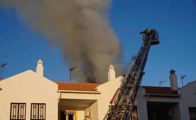 Imagen del incendio en calle Alpandeire desde la ronda oeste. 