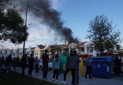 Imagen secundaria 1 - Declarado un incendio en una casa mata en el Cortijo de Torres