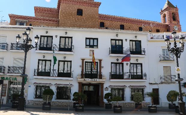 Fachada principal del Ayuntamiento torroxeño. 