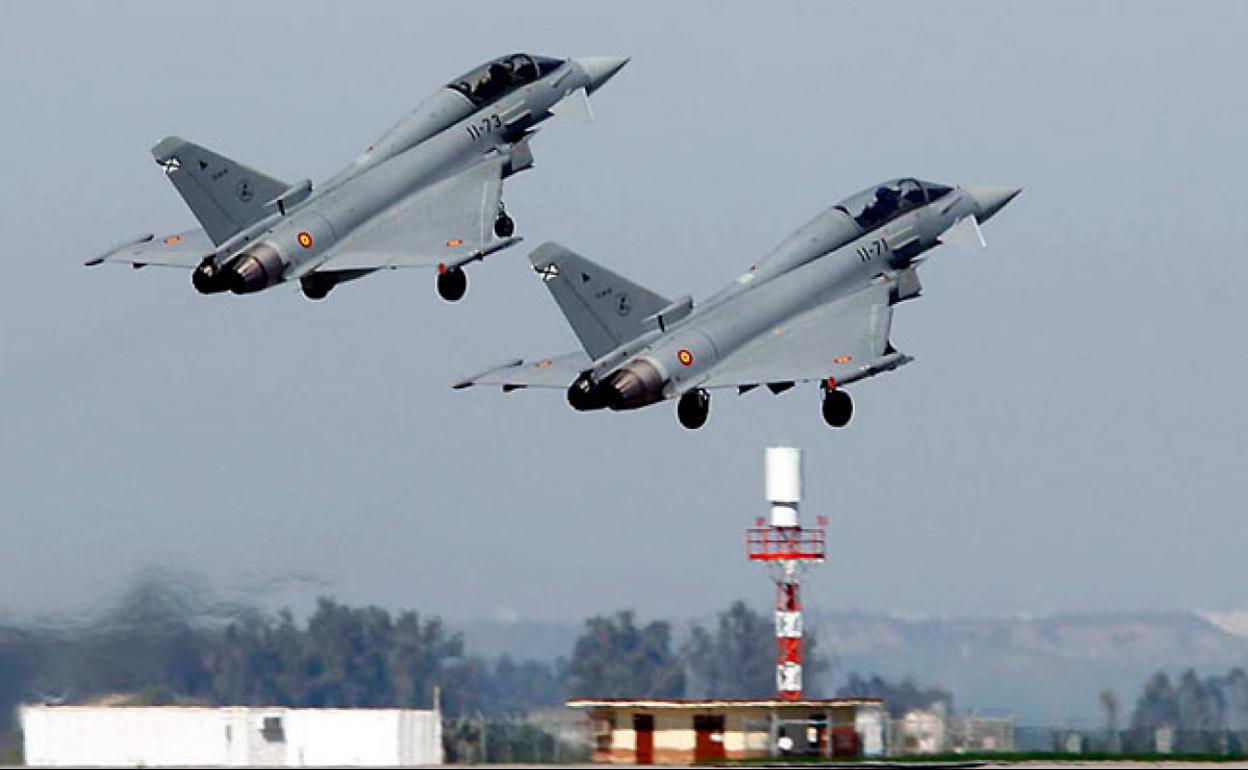 Aviones Eurofighter del Ejército del Aire español despegando, en la imagen del Ala-11 de Moron (Sevilla).