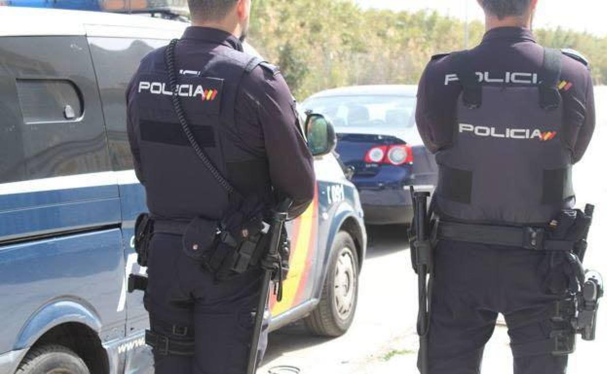 Detienen a un hombre por apuñalar a su padre en un piso de Teatinos
