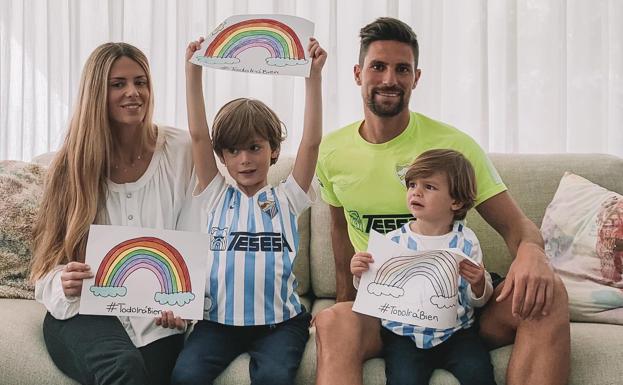 Natalia Coll y Adrián González, junto a sus hijos.