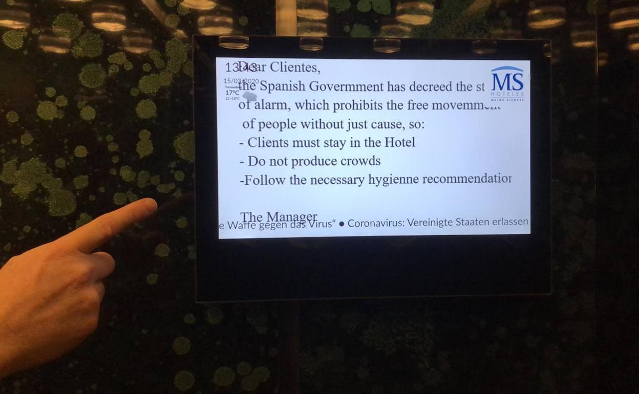 Vista de uno de los carteles en los que se les informa a los clientes de un hotel del confinamiento. 