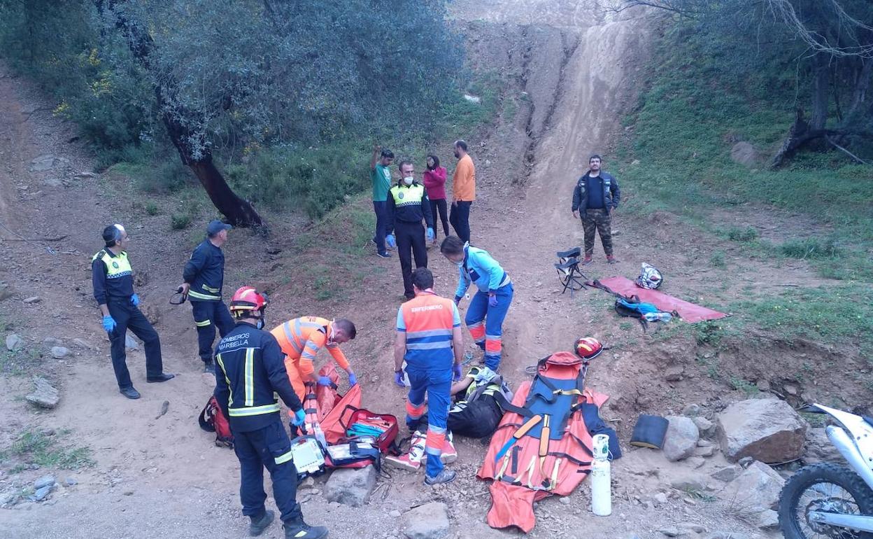 Efectivos atendiendo al piloto herido 