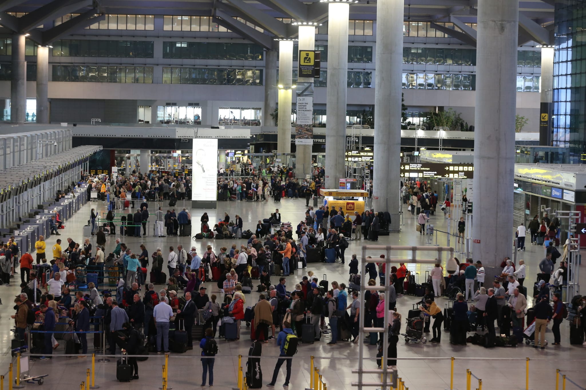 Fotos: Estampida de turistas de los hoteles al aeropuerto de Málaga