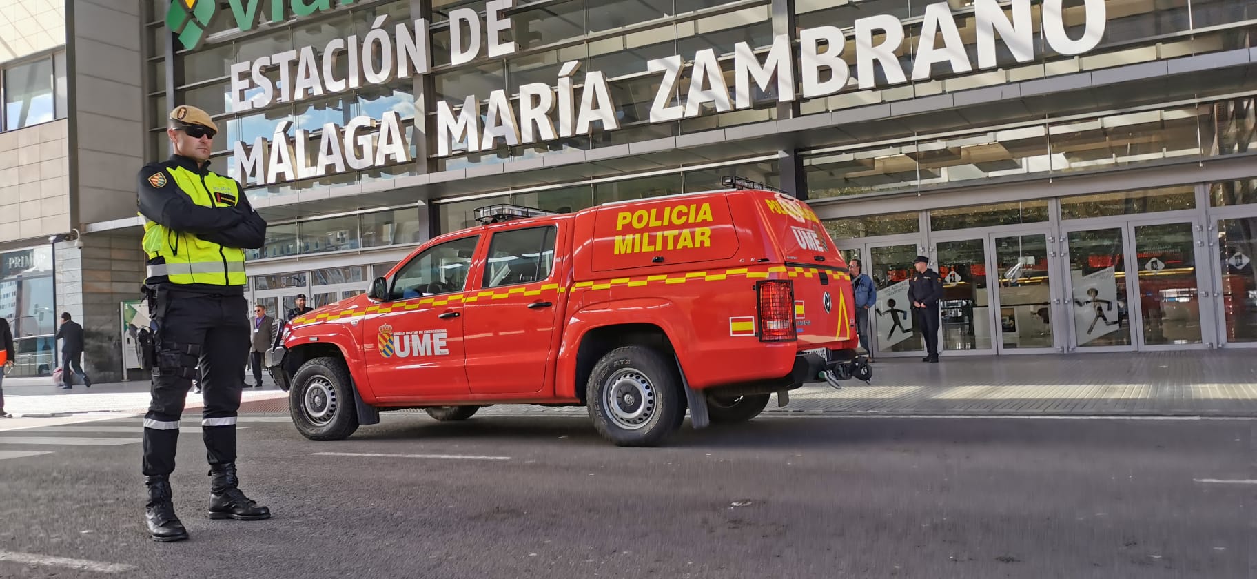 La estación de ferrocarril, el aeropuerto y el puerto son los primeros puntos donde están actuando en labores de desifección.