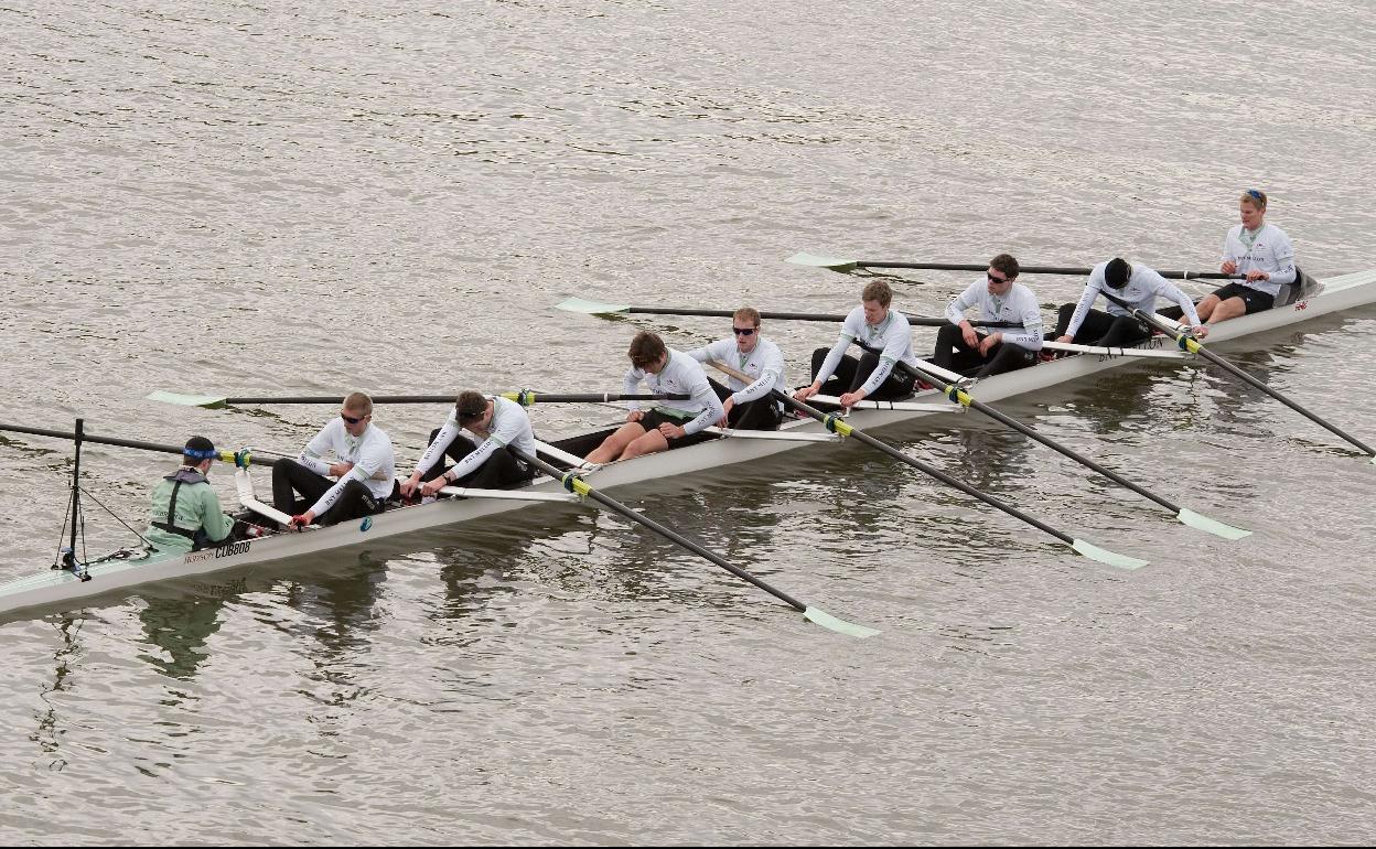 La embarcación de Cambridge en una edición de la tradicional regata.