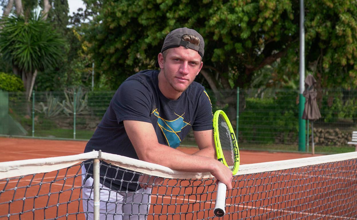 Alejandro Davidovich, en la pista central del Club de Tenis del Don Carlos, donde se suele entrenar antes de la crisis del coronavirus. 