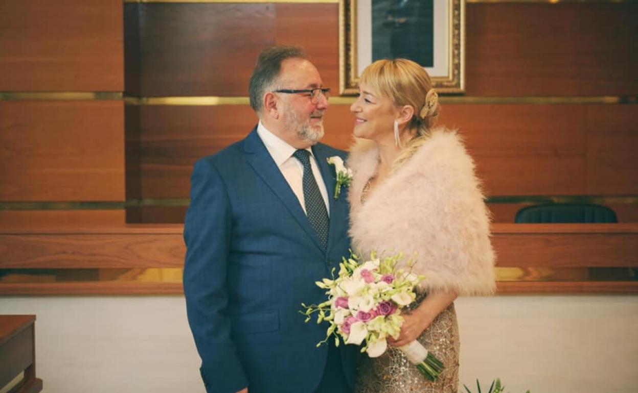 El alcalde de Alhaurín de la Torre, junto a su mujer, Remedios, en la celebración de su enlace civil, el pasado sábado. 