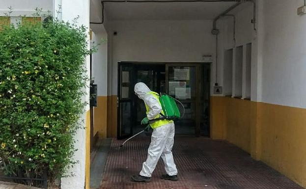 Tareas de desinfección en el centro de salud torroxeño. 