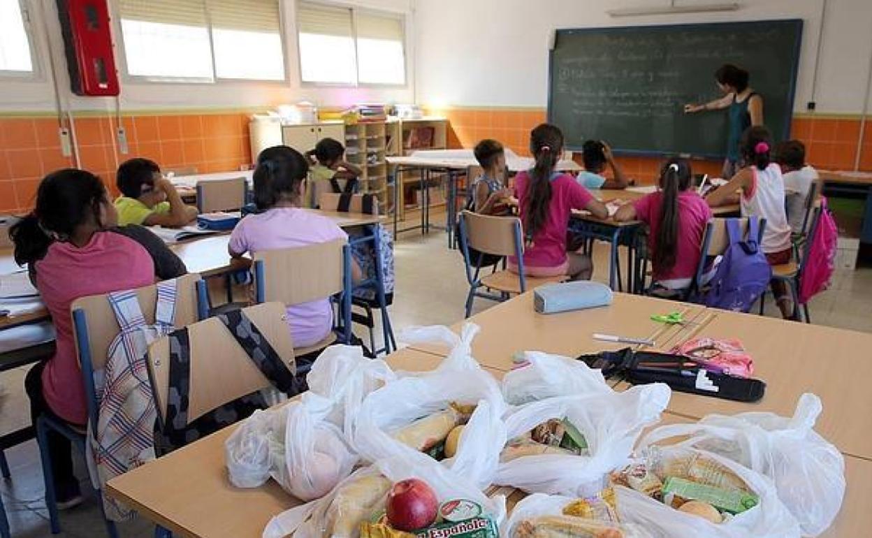 Meriendas preparadas para repartir entre los escolares de la barriada de La Palmilla. 