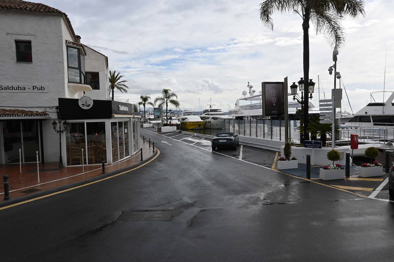 Así está estos días Puerto Banús, en Marbella