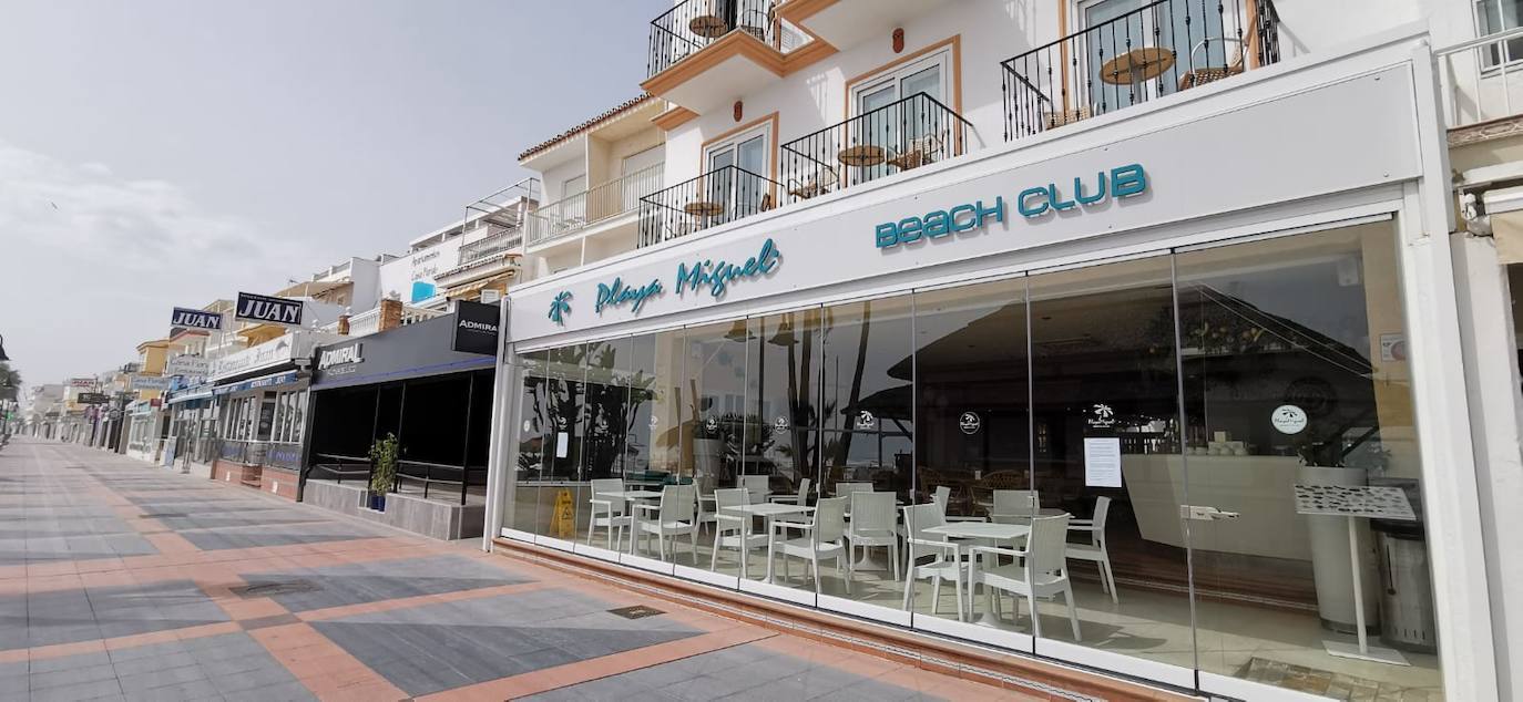 El paseo marítimo de Torremolinos, prácticamente desierto por la cuarentena
