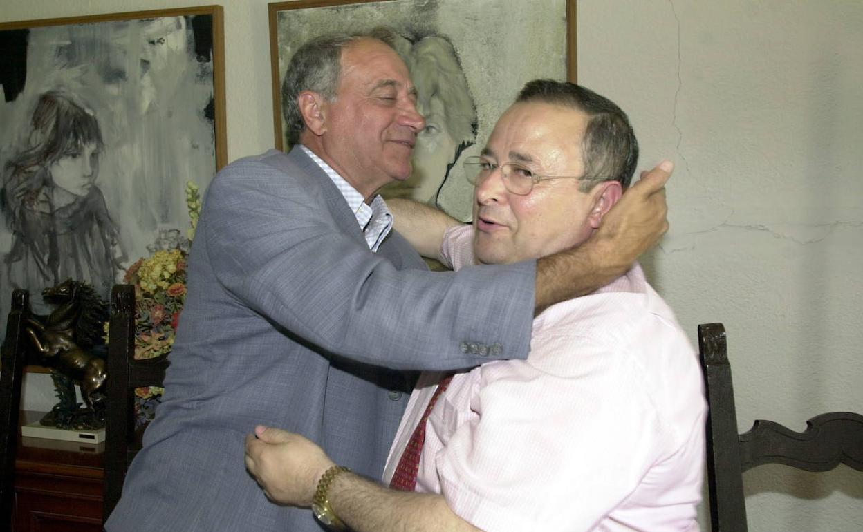 Peiró y Puche se funden en un abrazo. 