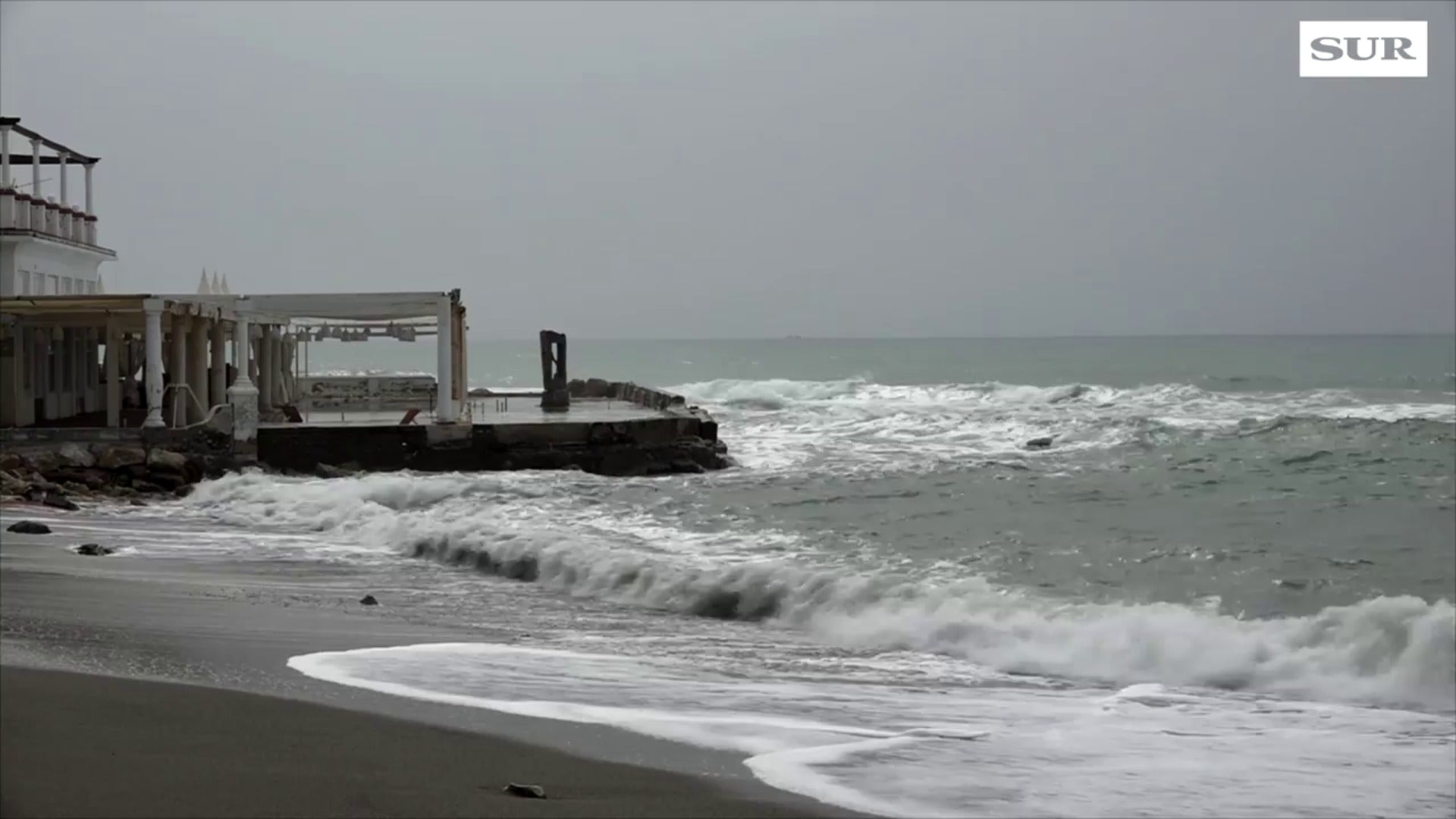 Imágenes para relajarte: las olas rompiendo en los Baños del Carmen