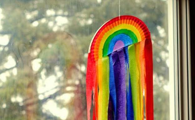 Móvil de arcoiris para la ventana. 
