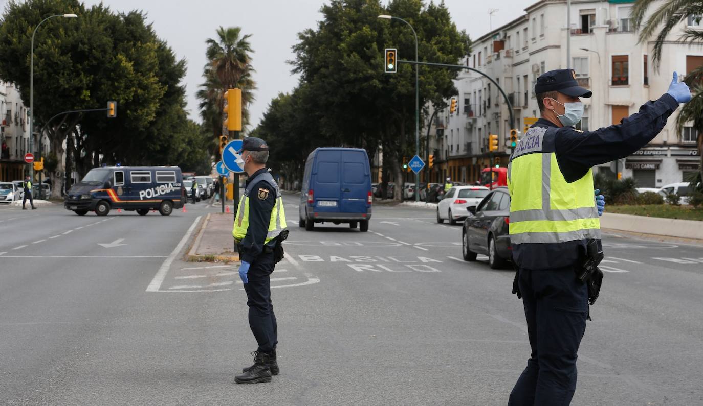 Control policial para controlar la entrada a la ciudad por la autovía