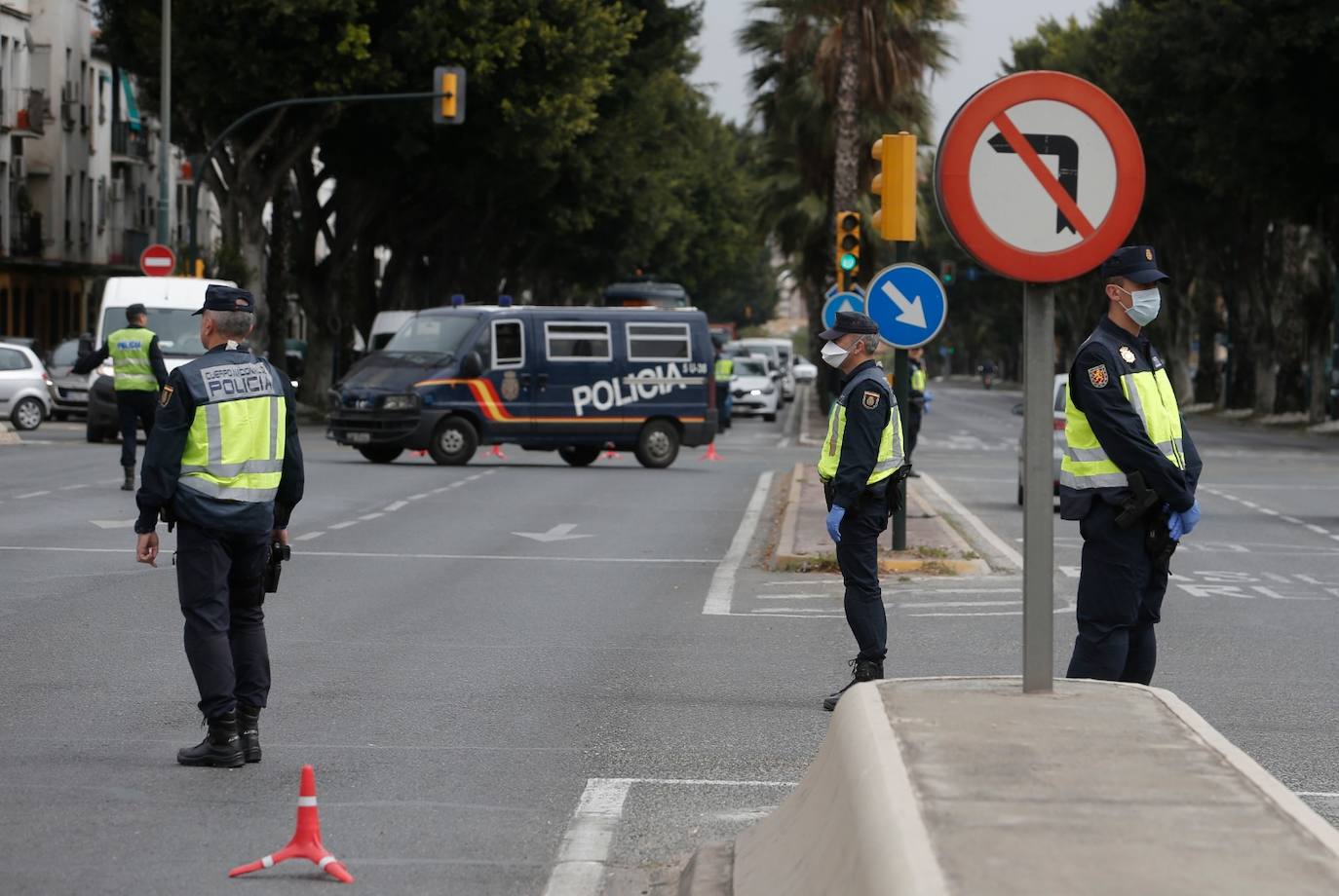 Control policial para controlar la entrada a la ciudad por la autovía