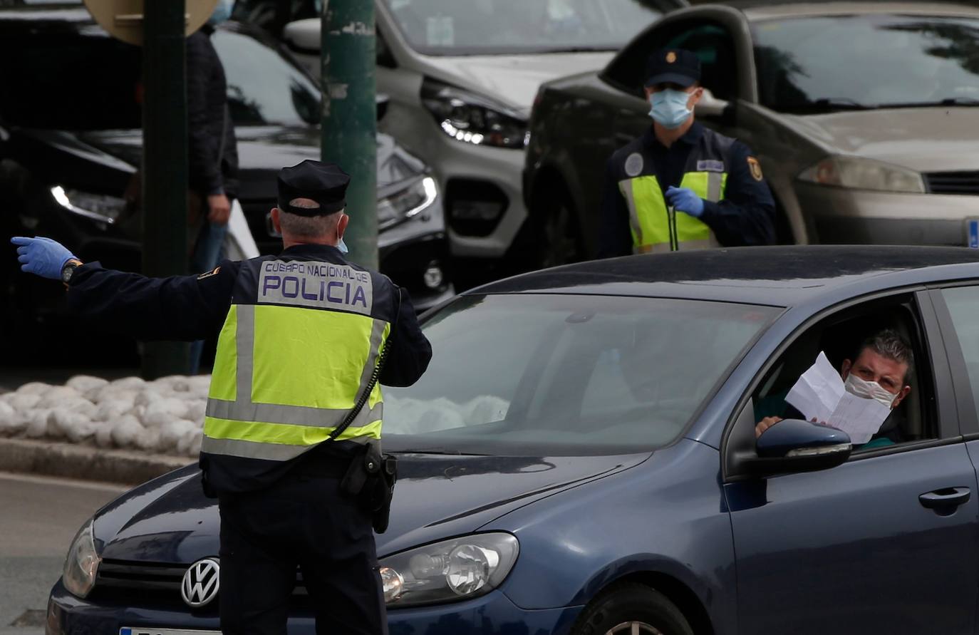 Control policial para controlar la entrada a la ciudad por la autovía