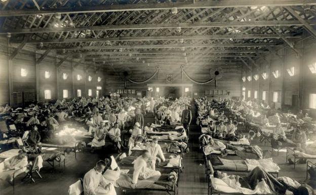 Hospital de campaña durante la epidemia de gripe de 1918 levantado en el acuartelamiento Camp Funston, Kansas. 