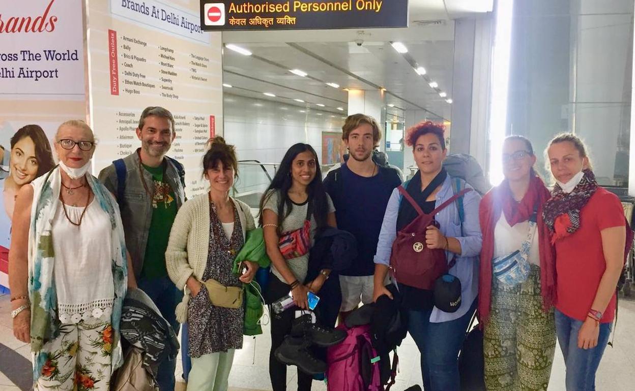 Leticia Hervás, en el aeropuerto de Delhi, junto a otro grupo de españoles.