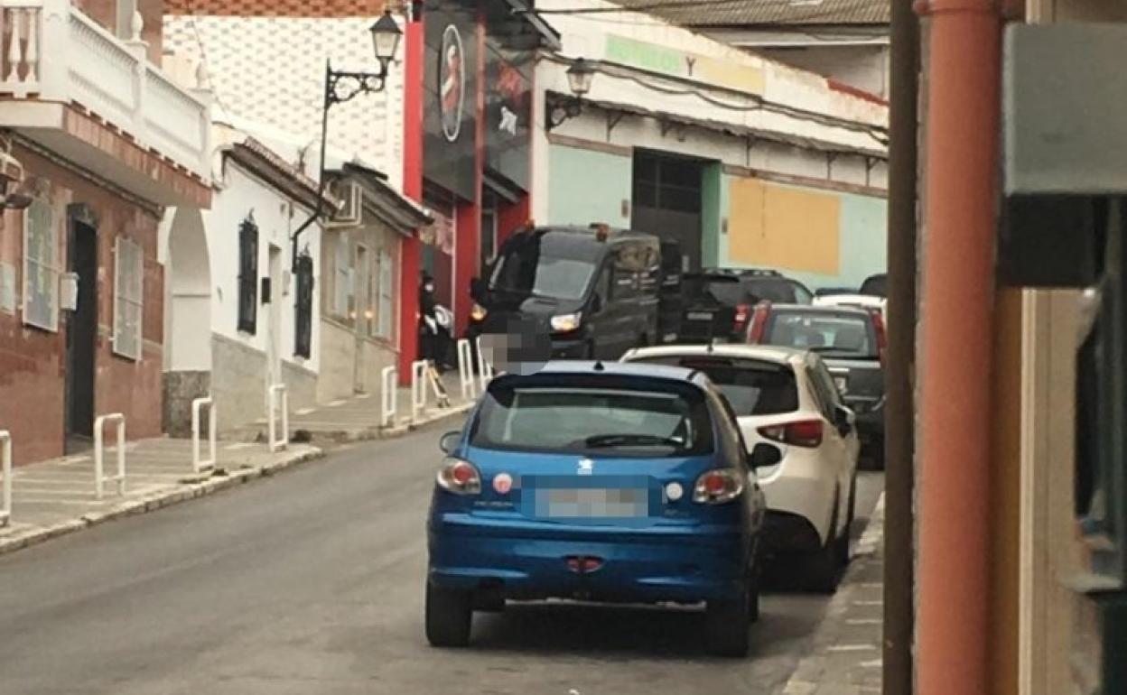 La funeraria judicial, en la puerta del gimnasio veleño. 