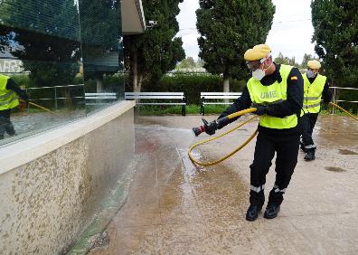 Imagen secundaria 1 - Imágenes tomadas durante la desinfección. 