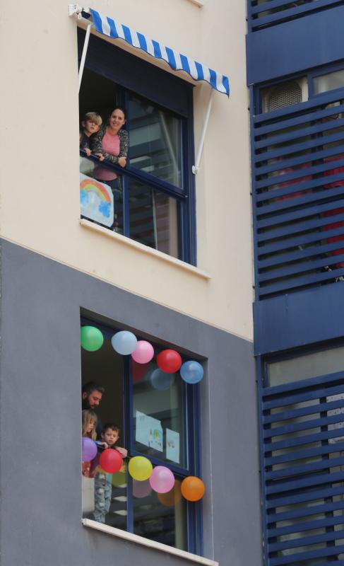 Bloques y recintos privados tiran de imaginación durante la cuarentena para mantener el ánimo y no perder el contacto con los vecinos