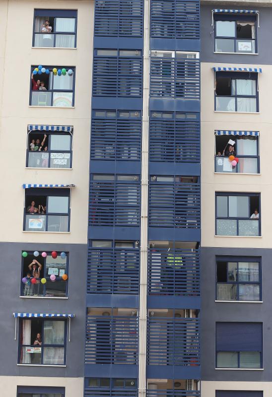 Bloques y recintos privados tiran de imaginación durante la cuarentena para mantener el ánimo y no perder el contacto con los vecinos