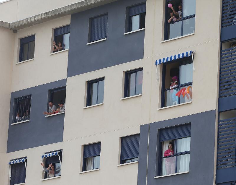 Bloques y recintos privados tiran de imaginación durante la cuarentena para mantener el ánimo y no perder el contacto con los vecinos