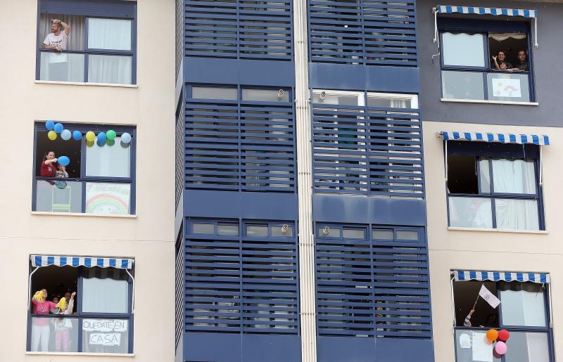 Bloques y recintos privados tiran de imaginación durante la cuarentena para mantener el ánimo y no perder el contacto con los vecinos