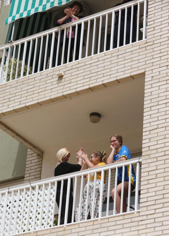 Bloques y recintos privados tiran de imaginación durante la cuarentena para mantener el ánimo y no perder el contacto con los vecinos