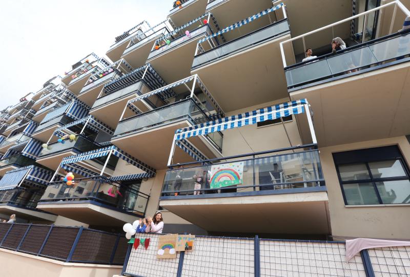 Bloques y recintos privados tiran de imaginación durante la cuarentena para mantener el ánimo y no perder el contacto con los vecinos