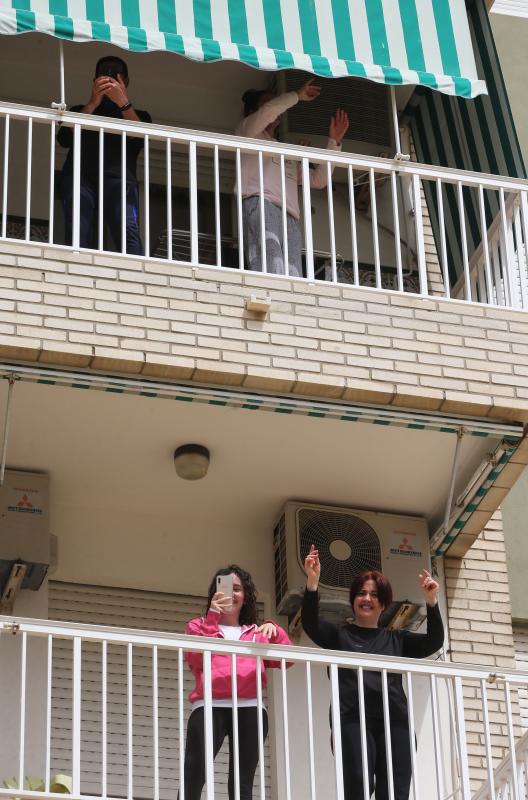 Bloques y recintos privados tiran de imaginación durante la cuarentena para mantener el ánimo y no perder el contacto con los vecinos