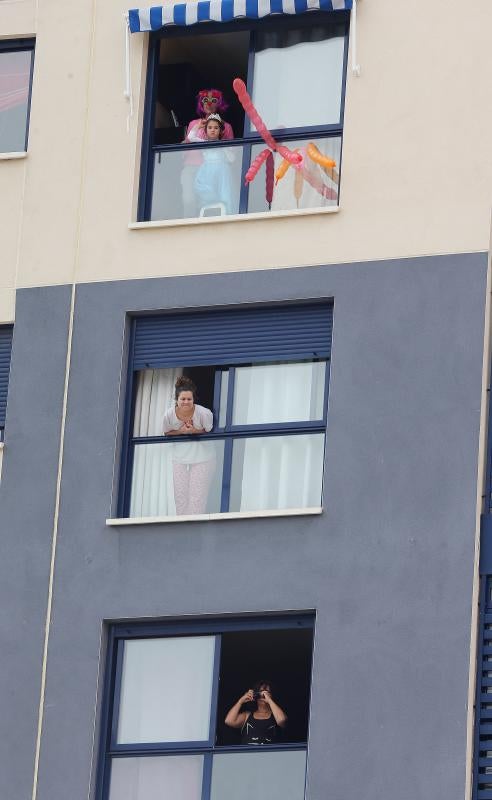 Bloques y recintos privados tiran de imaginación durante la cuarentena para mantener el ánimo y no perder el contacto con los vecinos