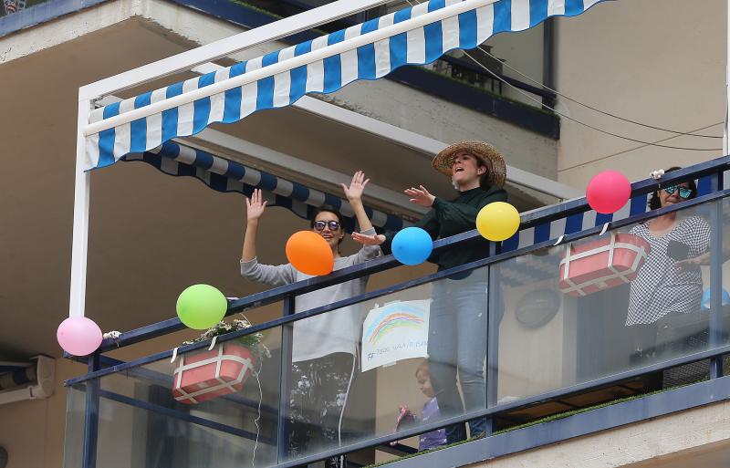 Bloques y recintos privados tiran de imaginación durante la cuarentena para mantener el ánimo y no perder el contacto con los vecinos