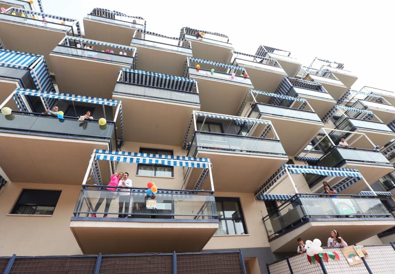 Bloques y recintos privados tiran de imaginación durante la cuarentena para mantener el ánimo y no perder el contacto con los vecinos