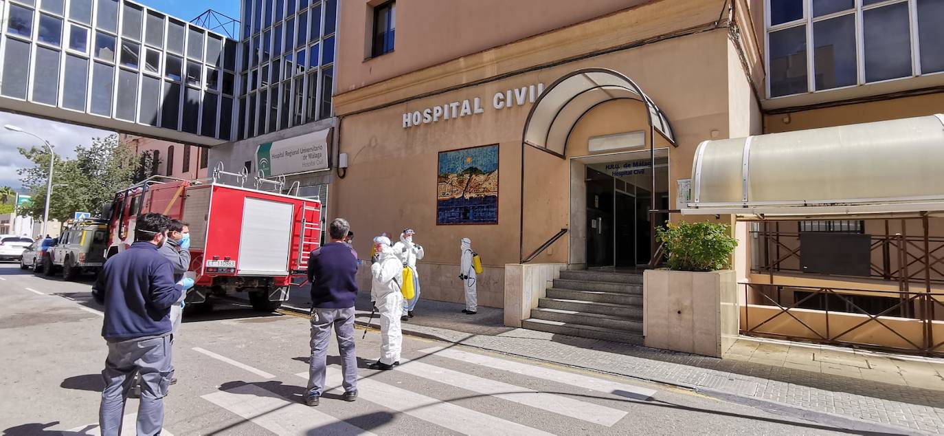 La UME realiza labores de desinfección en el Hospital Civil.