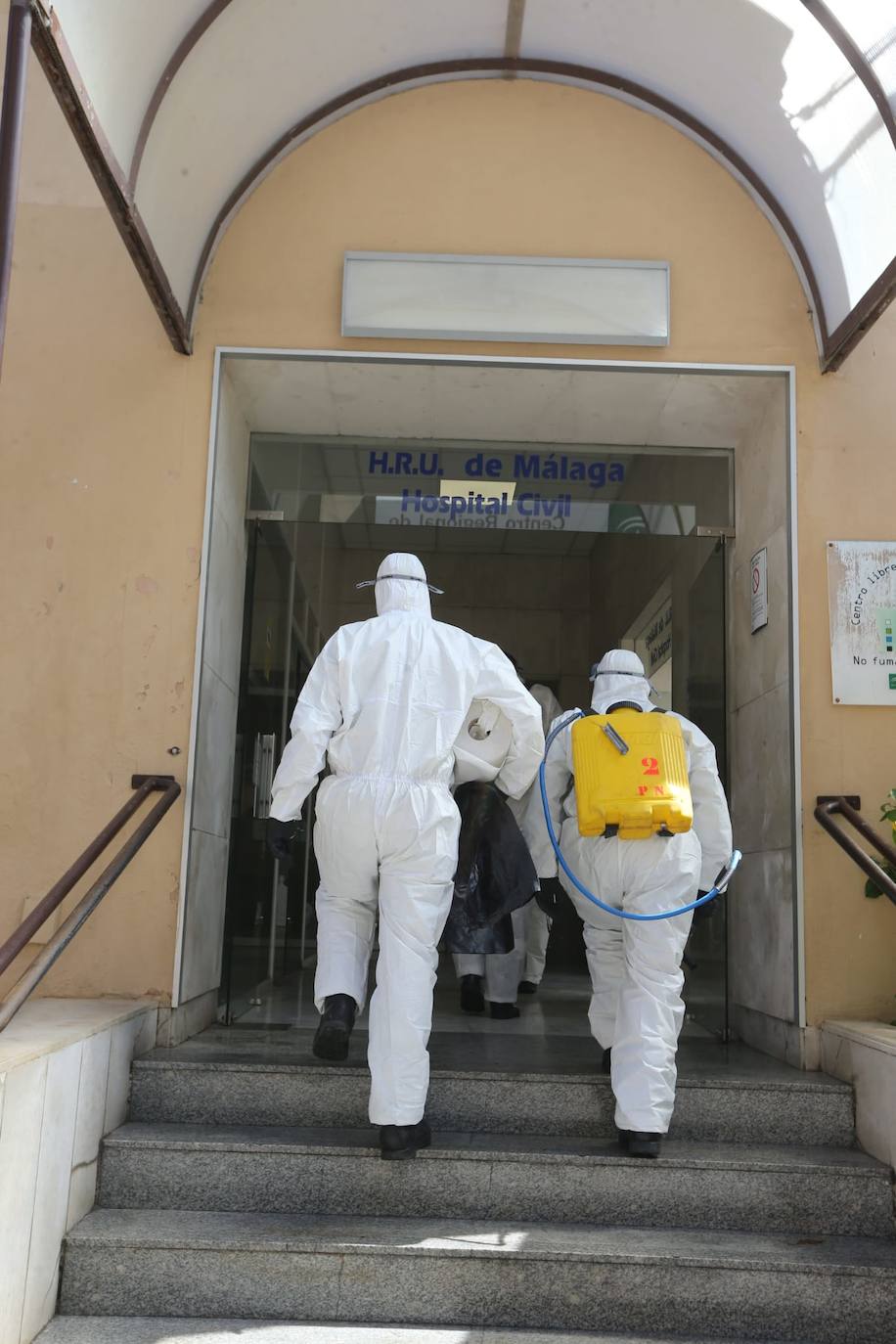 La UME realiza labores de desinfección en el Hospital Civil.